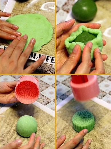 Bước 6: Trải phần vỏ bánh ra mặt phẳng rồi cán mỏng. Sau đó, cho từng viên nhân 3 lớp đã làm ở trên vào rồi bọc kín và vo tròn lại. Sau đó, bạn phủ một lớp bột áo bên ngoài chiếc bánh rồi cho vào khuôn, lấy tay dàn đều bánh cho hết khuôn rồi nhẹ nhàng lấy bánh ra là xong rồi.