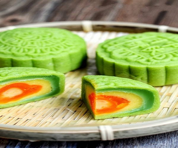 Bây giờ, bạn chỉ cần cắt bánh ra và thưởng thức thôi nào. Bánh Trung thu dành riêng cho người bị bệnh tiểu đường không chỉ có mùi thơm của lá dứa mà còn cực kỳ hấp dẫn với phần nhân 3 lớp gồm nhân trứng muối mằn mặn, nhân hạt sen thơm bùi cùng lớp custard beo béo. Món bánh này không hề ngọt nên ai cũng có thể ăn được. (Ảnh Tư liệu)