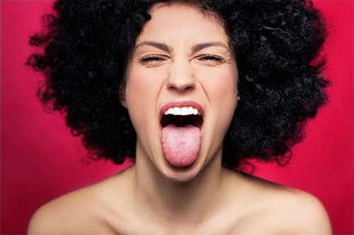 Chuyển động lưỡi: Bạn hãy thè lưỡi dài ra, cố gắng chạm đầu lưỡi vào cằm. Giữ tư thế này trong vòng 10 giây và cảm thấy sự căng ở cơ mặt của bạn. Lặp lại 10 lần mỗi ngày.