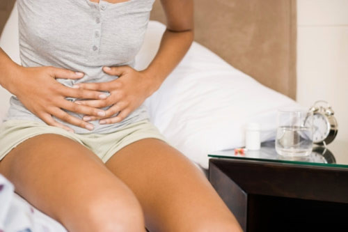 Trị đầy hơi, ăn không tiêu: Dùng 50g lá mùi tàu, rửa sạch, thái dài khoảng 3 - 4cm. Gừng tươi: 10g đập dập. Tất cả sắc với 400ml nước, khi còn 200ml là được. Chia làm 2 lần uống trong ngày, mỗi lần dùng cách nhau 3 tiếng.
