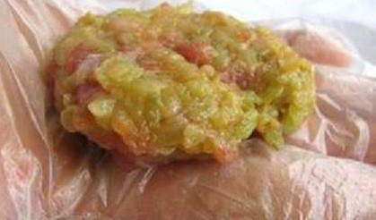 Bước 3: Nguyên liệu đã được chuẩn bị xong, bạn tiến hành nặn thành viên chả. Bạn dùng một chiếc thìa nhỏ, xúc một lượng vừa đủ thịt cốm vào lòng bàn tay, vo tròn thành miếng to cỡ khoảng 3 ngón tay, rồi dùng bàn tay còn lại ép nhẹ để miếng chả dẹp xuống, khi chiên sẽ nhanh chín hơn.