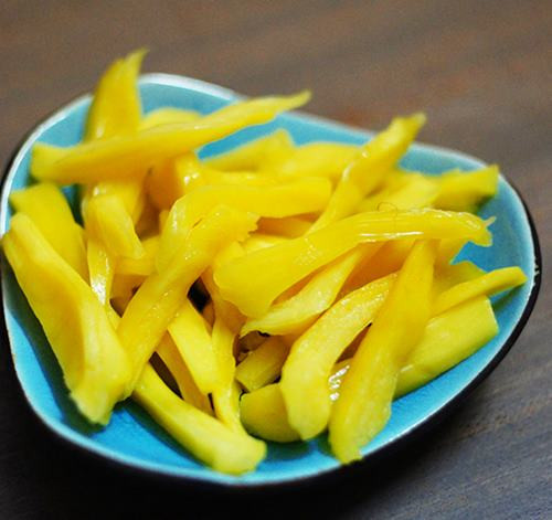 Bước 4: Mít bóc ra, bỏ hạt, xé thành những sợi nhỏ vừa ăn. Không chỉ làm hoa quả dầm, bạn có thể tận dụng mít để làm sữa chua mít cũng rất ngon miệng.