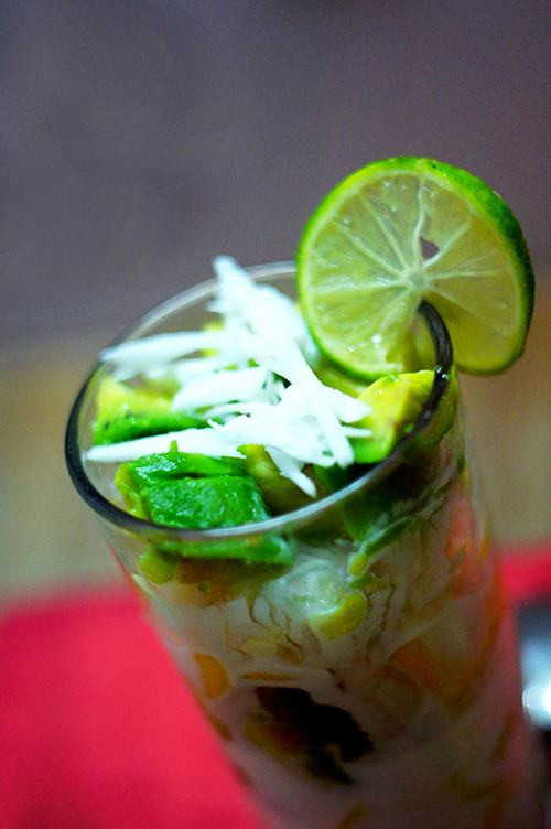 Bước 6: Sau khi cốc hoa quả đã đủ mát, bạn thêm đá bào, trộn đều lên là đã có món hoa quả dầm ngon miệng rồi đấy!