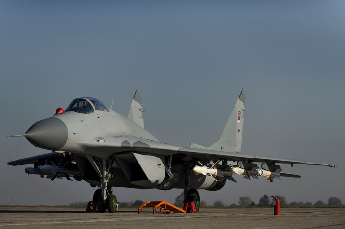 Trong số 14 chiếc MiG-29, có 6 chiếc của Nga, 4 chiếc của Belarus và 4 chiếc của Serbia kế thừa sau khi Nam Tư tan rã. Nga và Belarus đã tặng miễn phí những chiếc MiG-29 cho Serbia và những máy bay này đều là những phiên bản hiện đại hóa.