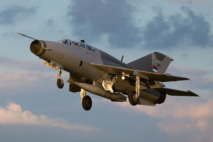 Trong suốt 58 năm, Serbia đã vận hành tổng cộng 261 chiếc tiêm kích Cánh Én Bạc MiG-21 mua từ Liên Xô cũ từ những năm 1960 đến 1980 và những chiếc MiG-21 đã gắn bó chặt chẽ với sân bay Batajnica cùng những phi công Serbia.