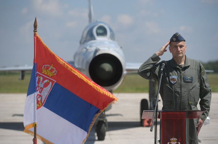 Phó Thủ tướng kiêm Bộ trưởng Bộ Quốc phòng Serbia, Tiến sĩ Nebojsa Stefanovic và Tư lệnh Lực lượng Phòng không - Không quân, Trung tướng Dusko Zarkovic, đã có mặt tại một sân bay quân sự để tham gia sự kiện chia tay chiếc tiêm kích MiG-21 cuối cùng của nước này.