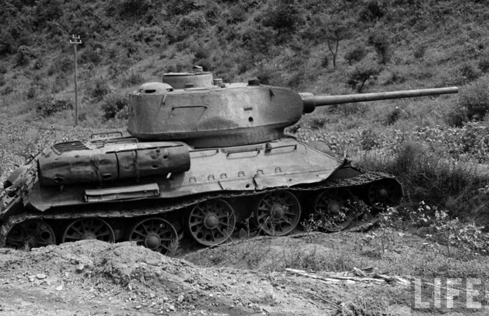 Lữ đoàn 105 gồm ba tiểu đoàn xe tăng 107, 109 và 203; mỗi tiểu đoàn có 40 xe tăng và một tiểu đoàn thiết giáp 308, được trang bị 16 pháo tự hành SU-76; phối hợp chiến đấu thường xuyên với Lữ đoàn, là Trung đoàn Bộ binh cơ giới 206 (sau này trở thành sư đoàn Bộ binh Cơ giới 206).
