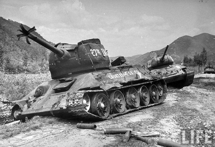 Đối mặt với Quân đội Mỹ tại Hàn Quốc, Triều Tiên đã điều 33 xe tăng T-34 của Trung đoàn Thiết giáp 107, thuộc Sư đoàn 105, cùng hai Trung đoàn 16 và 18 của Sư đoàn bộ binh 4 Triều Tiên. Trước sự tiến công quyết liệt của Quân đội Triều Tiên, đã làm lính Mỹ hoảng sợ, nhất là trước lực lượng xe tăng.