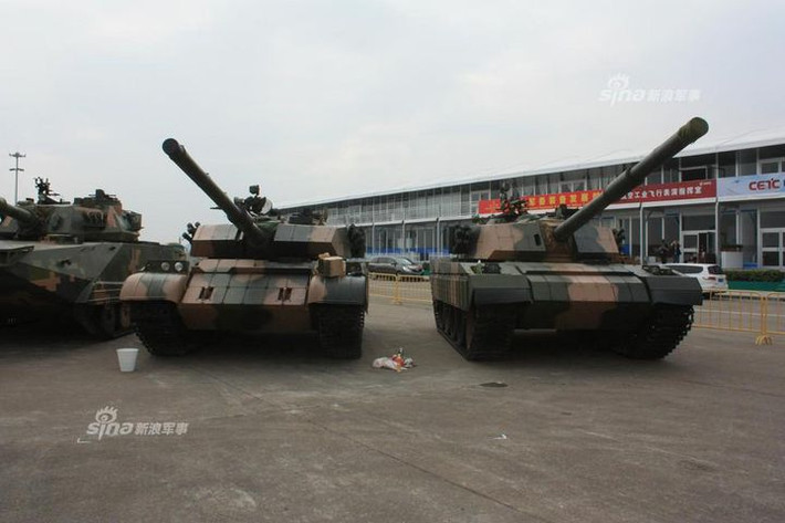Xe tăng Type 59 vẫn tiếp tục được trang bị với số lượng lớn trong các đơn vị xe tăng của Quân đội Trung Quốc hiện nay, lý do là số lượng loại xe tăng này quá lớn, nên Trung Quốc chưa thể thay thế ngay, bằng các loại xe tăng mới như Type 96 hay Type 99 hiện đại nhất của họ hiện nay. Nguồn ảnh: Sina.