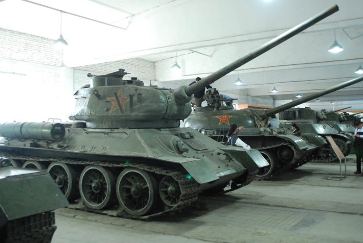 Chương trình phát triển xe tăng chủ lực Type 59 bắt đầu từ thập niên 1950, khi Trung Quốc tham gia vào Chiến tranh Triều Tiên và trang bị xe tăng của Liên Xô, theo Hiệp ước Hữu nghị Trung-Xô. Phần lớn các phương tiện chiến đấu bọc thép, có từ thời Thế chiến thứ hai như IS-2, T-34/85… đều đã lạc hậu, nhưng vẫn hiệu quả trong thời gian đó.