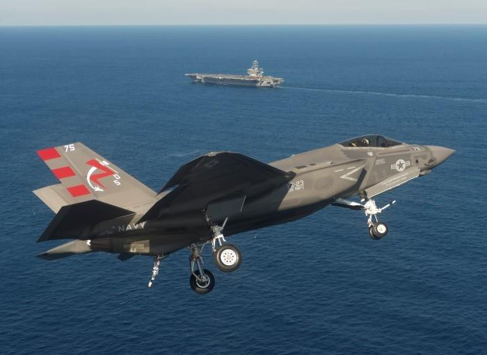 Mua F-35 sẽ ràng buộc Thụy Sĩ chặt chẽ với lĩnh vực quốc phòng của Mỹ, những máy bay phản lực F-35 sẽ được kết nối mạng với các cơ sở quản lý ở Mỹ, sẽ phải cung cấp thông tin hoạt động thường xuyên của máy bay và gửi dữ liệu trở lại Mỹ để theo dõi.