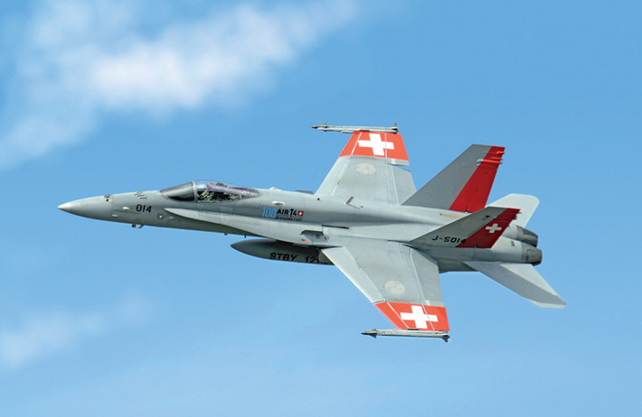 F-18E Super Hornet được hưởng lợi từ việc tương thích với nhiều cơ sở hạ tầng bảo trì tương tự như máy bay F-18C mà Không quân Thụy Sĩ đã triển khai, với việc chuyển đổi từ dòng máy bay Hornet sang Super Hornet cũng sẽ rất thuận tiện.