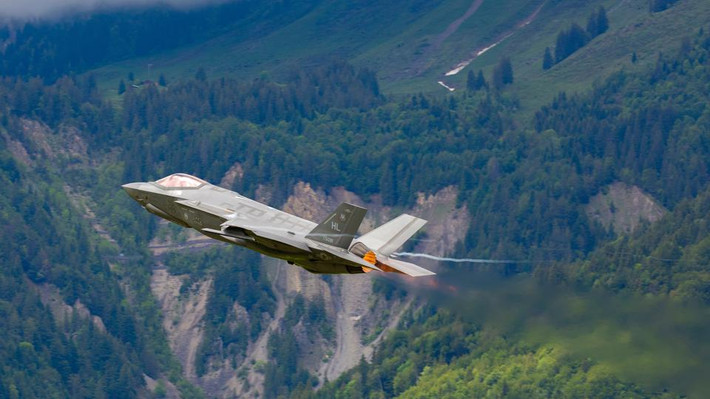 F-35 cũng được coi là ứng cử viên hàng đầu vì đây là máy bay chiến đấu thế hệ thứ năm duy nhất được sản xuất ở các nước phương Tây và được trang bị các hệ thống điện tử hàng không với khả năng tàng hình vượt trội so với các đối thủ.