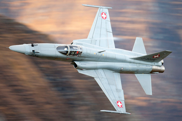 Máy bay được chọn sẽ thay thế phi đội F-5E Tiger II và máy bay chiến đấu F-18C Hornet lỗi thời của Không quân Thụy Sĩ. F-35 và F-18E được kỳ vọng sẽ trở thành những ứng cử viên hàng đầu, một phần do lịch sử Thụy Sĩ thường ưa thích đối với máy bay chiến đấu của Mỹ.