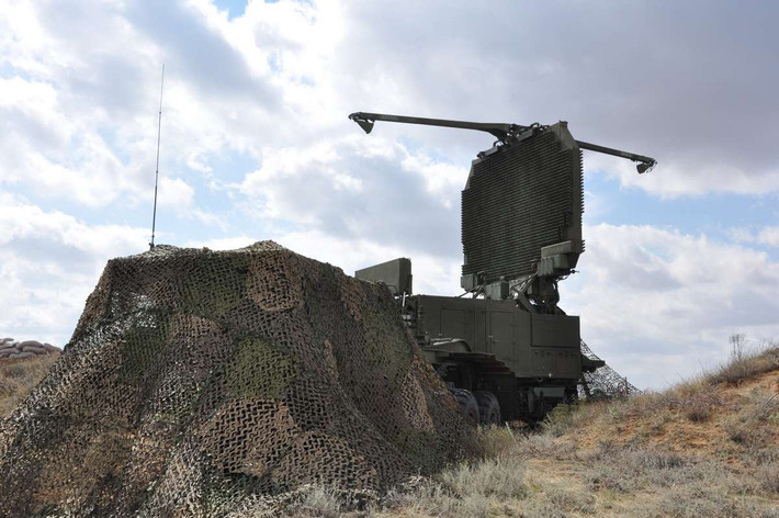 Hệ thống phòng không S-400 sử dụng radar cảnh giới 3D kỹ thuật số 91N6E và radar trinh sát đường không Protivnik-GE, có khả năng theo dõi mục tiêu tàng hình, trong phạm vi từ 150-400 km.