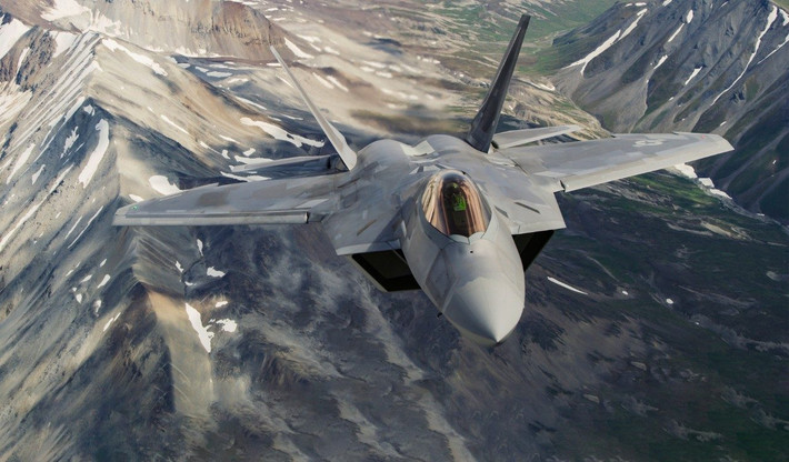 Lý do cho việc triển khai tiêm kích chiến đấu F-22 đến Alaska, là do bang này nằm rất gần Nga, khiến các căn cứ quân sự trong khu vực, luôn là tiền đồn trong bất kỳ cuộc xung đột tiềm tàng nào giữa hai cường quốc Mỹ và Nga; đồng thời nơi đây cũng là căn cứ của Mỹ, có sự hỗ trợ tương đối ít từ khối NATO.