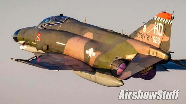 Khi F-4 ra đời vào năm 1958, đây là một thiết kế máy bay chiến đấu mang tính cách mạng, lập nhiều kỷ lục hàng không. Những chiếc F-4 đời đầu có thể mang theo 8.000kg vũ khí, gấp ba lần máy bay ném bom B-17 trong Thế chiến II thường mang theo. Sĩ quan vũ khí ngồi ở ghế sau, sử dụng hệ thống radar, liên lạc và vũ khí của máy bay; trong khi phi công tập trung bay.