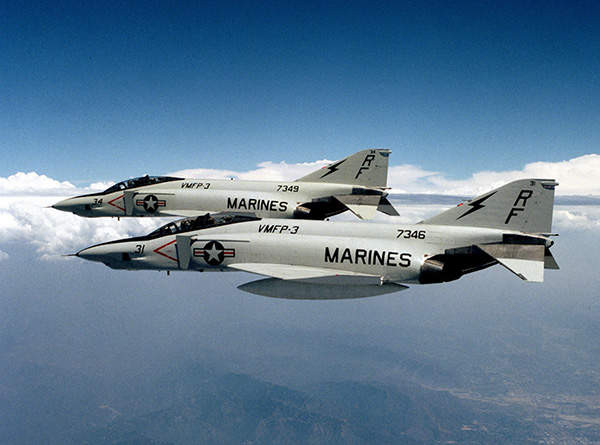 F-4 có hai phiên bản, hoạt động trên mặt đất và trên tàu sân bay; đồng thời nó được cả Lực lượng Không quân, Hải quân và Thủy quân lục chiến Mỹ sử dụng; mà hiện nay, duy nhất chỉ có máy bay chiến đấu đa năng F-35, nhận được sự tin tưởng này.