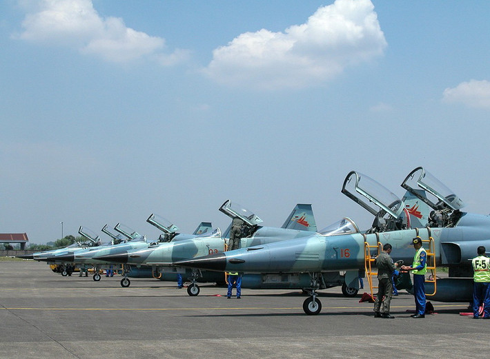 Việc tăng cường lực lượng máy bay chiến đấu hiện đại như Su-35 là yêu cầu cấp thiết với Không quân Indonesia. Tuy nhiên, các yếu tố chính trị và tham nhũng, đã ngăn cản Không quân Indonesia hiện đại hóa.