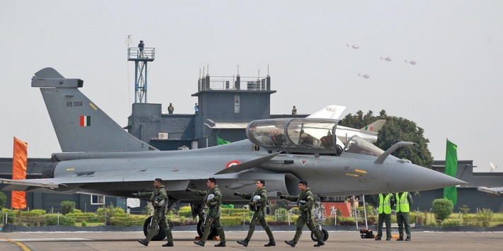 Jakarta có thể trả số tiền tương tự như Ấn Độ không? Hơn nữa, người Pháp sẽ không lấy dầu cọ và máy bay Pháp chưa từng được sử dụng trong Không quân Indonesia. Và điều này có nghĩa là, việc triển khai và bảo dưỡng Raphael sẽ khó hơn nhiều so với Su-35.