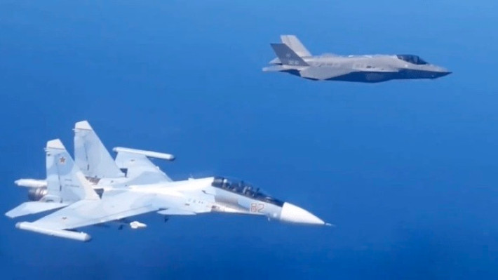 Ngày 9/6 vừa qua, một tiêm kích Su-30SM của Nga đã đánh chặn một chiếc F-35 của Ý; theo thông tin, chiếc F-35 đã áp sát một máy bay vận tải An-12 của Nga vào thời điểm đó.