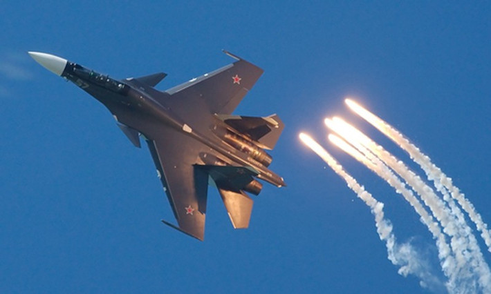 Các nhà phân tích có những ý kiến rất khác nhau về việc F-35 hay Su-30SM có nhiều lợi thế hơn trong không chiến, bởi vì hai tiêm kích này nhấn mạnh các khả năng hoàn toàn khác nhau. Tuy nhiên trong lần đầu chạm mặt, F-35 đã hoàn toàn “lép vế” trước Su-30SM của Nga. Nguồn ảnh: AirplanePic.