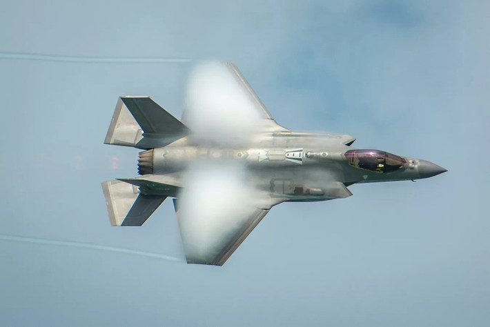 Khi dự án tiêm kích F-35 mới chỉ ở trên giấy, nguyên mẫu thử nghiệm chưa ra, nhưng một quảng cáo hoành tráng như vậy, cho “chiếc bánh trên bầu trời” đã được tung ra, điều này dẫn đến một “làn sóng hợp đồng” cả ở Mỹ, châu Âu, châu Á. Số lượng đăng ký “chiến binh tốt nhất”, đã lên tới con số ba nghìn rưỡi.