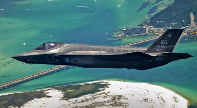Vậy khả năng thực tế của F-35 là gì, trước hết khả năng cơ động của F-35 hạn chế; nhưng Lockheed Martin lại cho rằng, đối với máy bay thế hệ thứ năm, khả năng cơ động “không thực sự cần thiết”. Với khả tàng hình, F-35 có thể từ từ xâm nhập vào vùng nhận dạng phòng không của đối phương.