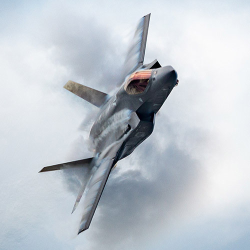 Lầu Năm Góc đã mất gần 10 năm để nhận ra rằng, F-35 là một chiếc máy bay “tầm thường”. Chiến đấu cơ F-35 thực hiện chuyến bay đầu tiên vào năm 2006 và hoạt động thử nghiệm của nó trong Thủy quân lục chiến (ILC) bắt đầu vào năm 2012.