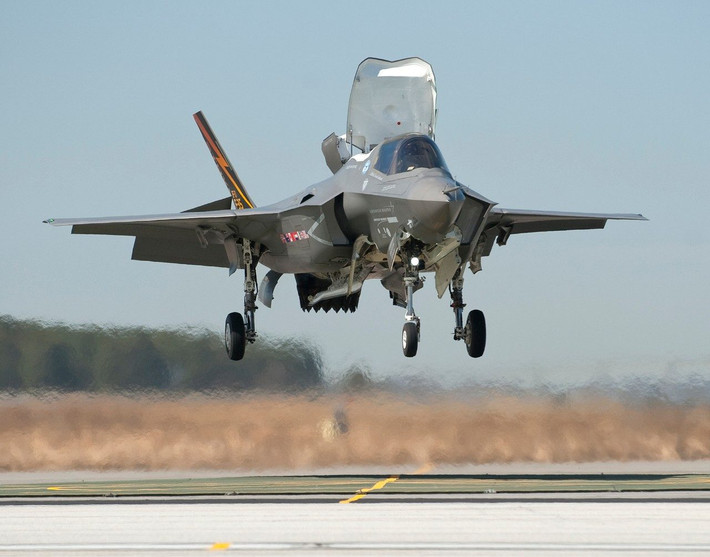 Thậm chí những chiếc tiêm kích F-35B cất cánh và hạ cánh thẳng đứng, được sử dụng trên các tàu tấn công đổ bộ đa năng (KMP), về cơ bản là có tốc độ cận âm. Khi hoạt động dưới tác động của môi trường biển và tốc độ siêu thanh, lớp phủ hấp thụ sóng radar đã bị phá hủy mạnh, khiến F-35B trở thành máy bay không tàng hình.