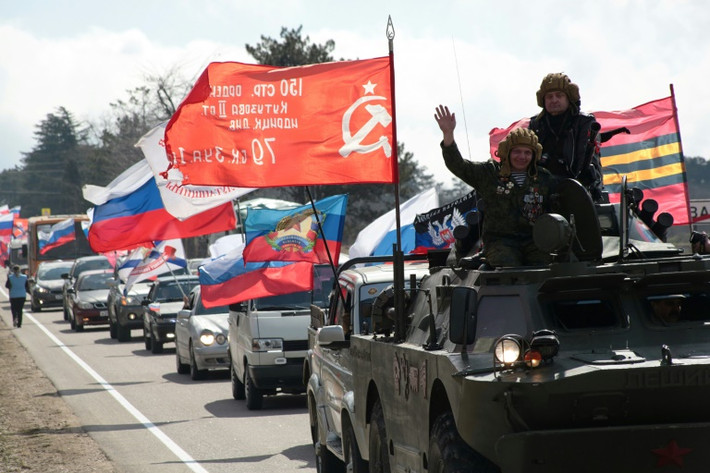 Cuộc đảo chính do phương Tây hậu thuẫn năm 2014 ở Ukraine, đã khiến Nga phải ra tay để lấy lại vùng đất của mình. Lãnh thổ này từng là một phần của Nga cho đến năm 1954, hiện tại Crimea đang gặp những rủi ro nghiêm trọng do các chính sách cực đoan chống Nga từ chính phủ Ukraine.