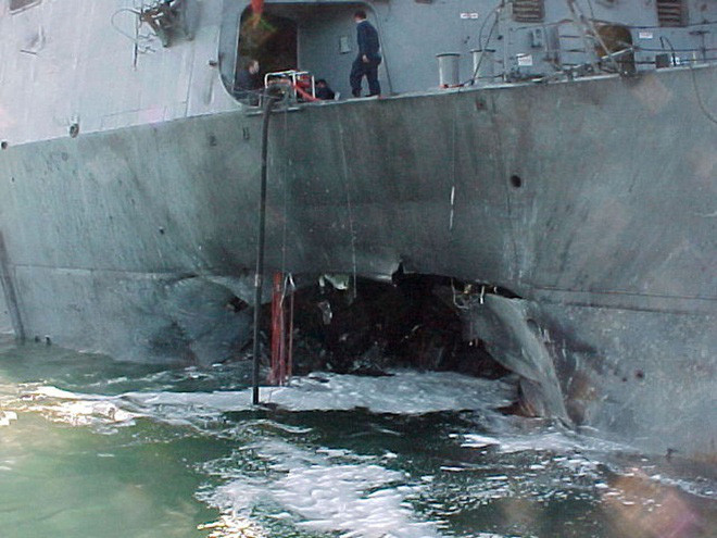Khi vào năm 2000, vụ khủng bố với tàu khu trục USS Cole lớp Arleigh Burke, khi đang tiếp nhiên liệu ở cảng Aden của Yemen, với lượng thuốc nổ tương đương 200-230 kg TNT, lớp vỏ tàu hai lớp đã bị phá nát. Động cơ tuabin khí của tàu bị hỏng hoàn toàn, đồng nghĩa với việc tàu không thể tự di chuyển.