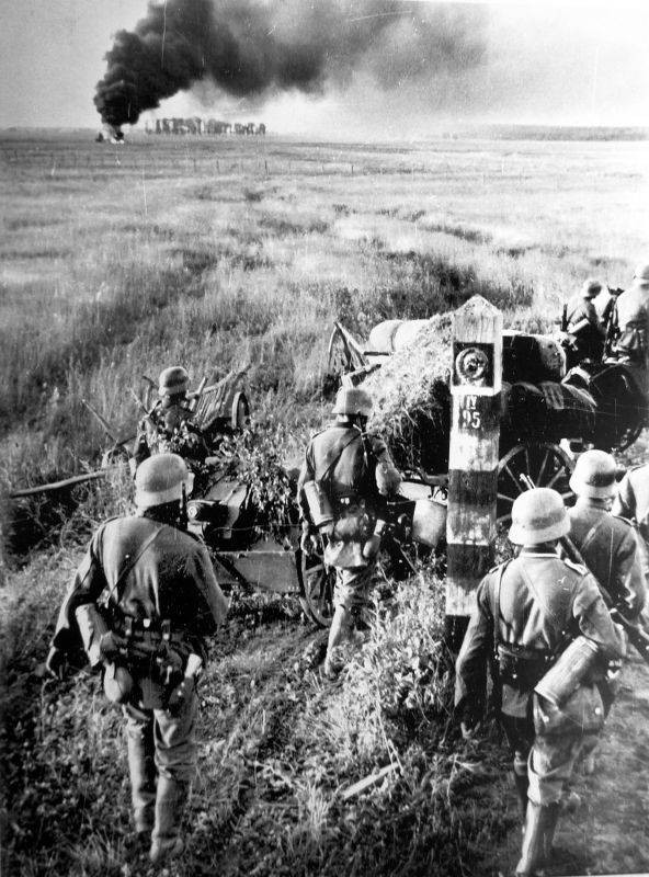 Sau những thành công đầu tiên, các sư đoàn Đức đột phá đến Leningrad, thủ đô thứ hai của Liên Xô, đánh chiếm Kiev và dự định kết thúc chiến tranh tại Moscow. Hướng phía nam, họ đột phá đến Crimea. Tuy nhiên, sai lầm chính của Hitler và Bộ tham mưu của ông, khi đánh giá giới tinh hoa quân sự của Liên Xô quá thấp.
