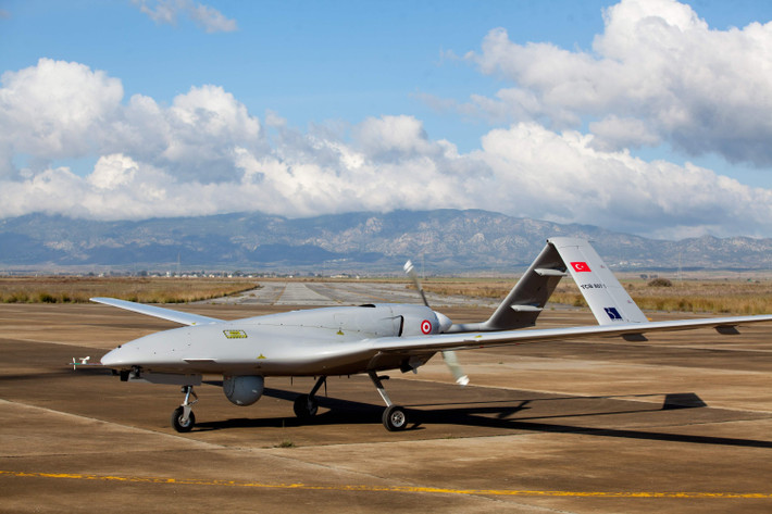 Quân đội Thổ Nhĩ Kỳ là khách hàng đầu tiên của UAV TB2; ngoài ra, họ đã và vẫn là người mua thường xuyên và lớn nhất của UAV TB2; đồng thời là khách hàng sử dụng chính của dòng UAV này.