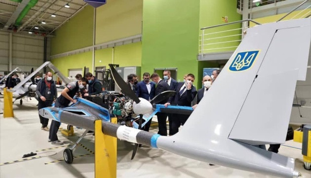 Ngoài LLVT Thổ Nhĩ Kỳ là khách hàng ruột, UAV TB2 rất thành công trên thị trường xuất khẩu; ngay từ năm 2016-2017, TB2 đã bắt đầu tìm kiếm khách hàng nước ngoài; mặc dù lúc này, UAV TB2 chưa có thương hiệu, nhưng đã có những khách hàng tiềm năng.