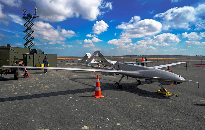 Vài tuần trước, Hungary đã gia nhập danh sách khách hàng tiềm năng mua UAV Thổ Nhĩ Kỳ. Bộ Quốc phòng Hungary có kế hoạch mua một số loại vũ khí và thiết bị mới, và cùng với các sản phẩm khác, trong đó chú trọng mua các UAV trinh sát và tấn công.