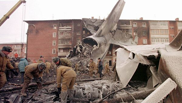 Ngày 6/12/1997, trên đường vận chuyển hai chiếc tiêm kích Su-27UBK số hiệu 8524 và 8525 tới Việt Nam, chiếc vận tải cơ An-124-100 Ruslan của Nga gặp nạn. Vụ việc đã khiến bản thân chiếc vận tải cơ, cùng hai chiếc tiêm kích nó mang theo, bị hư hỏng hoàn toàn.