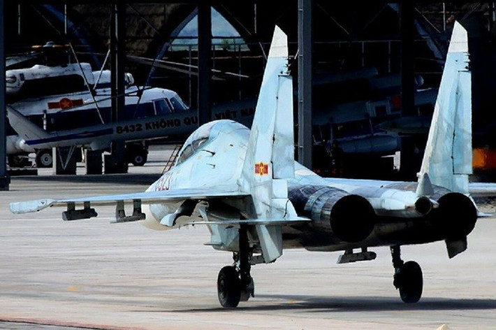 Các hợp đồng được ký kết năm 1995-1996 đưa về Việt Nam 12 chiếc Su-27 gồm hai phiên bản: 7 tiêm kích Su-27SK một chỗ ngồi và 5 Su-27UBK hai chỗ ngồi dùng cho huấn luyện phi công và có thể chiến đấu. Các máy bay sau đó hầu hết đều được bàn giao một cách suôn sẻ trong giai đoạn 1997-1998.