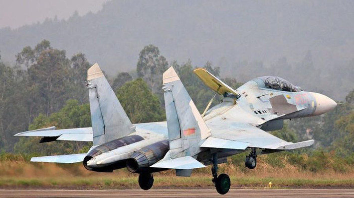 Máy bay chiến đấu Su-27PU có một số sự sửa đổi đáng kể so với thế hệ Su-27, ví dụ như buồng lái thứ 2 được trang bị màn hình hiển thị CRT khổ lớn, cung cấp thông tin hướng dẫn với các thông tin chiến thuật về mục tiêu và máy bay đang điều khiển.