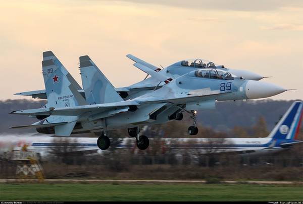 Su-27PU ra đời là nhằm khắc phục hạn chế của dòng Su-27 trong nhiệm vụ phòng không bao trùm toàn bộ vùng lãnh thổ rộng lớn của Liên bang Xô Viết. Nguyên mẫu Su-27PU cất cánh lần đầu tại Irkutsk vào ngày 31/12/1989.