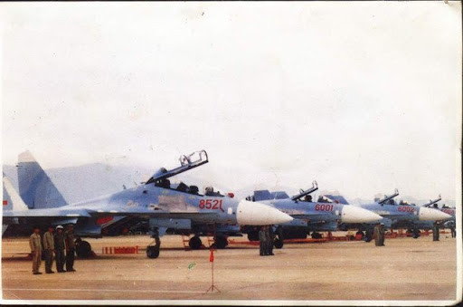 Giữa những năm 1990, nhằm nâng cấp lực lượng không quân trong điều kiện chiến tranh hiện đại ngày càng phát triển, Không quân Nhân dân Việt Nam đã ký thỏa thuận với Nga mua 12 chiếc tiêm kích Su-27 thuộc hàng hiện đại nhất thế giới thời điểm đó.