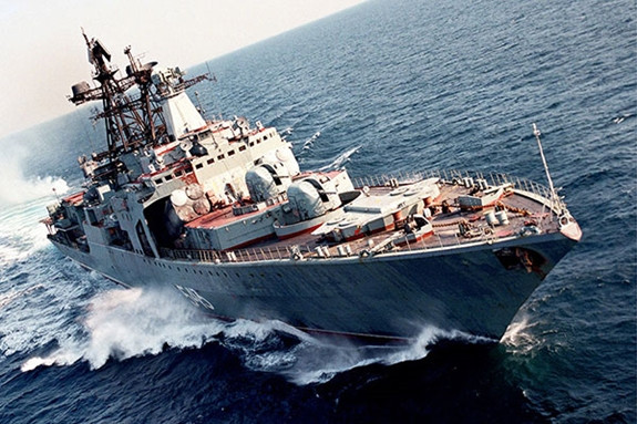 So với tàu tuần dương Varyag, tàu tuần dương Marshal Shaposhnikov (khu trục hạm lớp 1155) thu hút nhiều sự chú ý hơn, do được trang bị hệ thống phóng thẳng đứng đa năng và tên lửa chống hạm Uran mới.