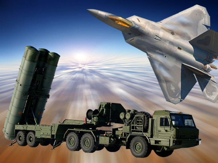 Hệ thống S-400 được thiết kế để chống lại các máy bay chiến đấu tàng hình tiên tiến như F-22 Raptor hay F-35 của Mỹ và là khắc tinh với F-15, F-16. S-400 tích hợp công nghệ cảm biến và đối phó điện tử tiên tiến nhất của Nga, có thể tác chiến với 80 máy bay cùng lúc.