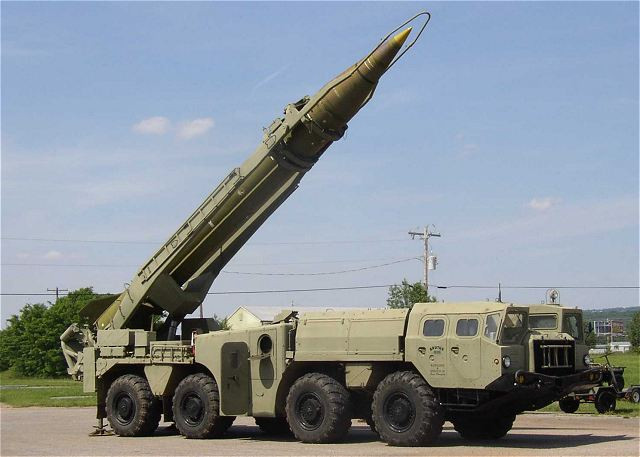 Ngoài ra, Belarus đã triển khai khoảng 60 tên lửa đạn đạo Scud B kiểu cũ. Mặc dù những tên lửa này không phải là vũ khí tiên tiến, nhưng chúng còn sử dụng rất tốt trong việc tấn công các sân bay và vị trí phòng không của đối phương, khiến chúng trở thành vũ khí răn đe tiềm tàng.