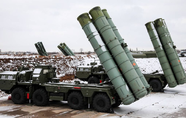 Belarus là khách hàng chính của hệ thống phòng không S-400 do Nga sản xuất. Loại tên lửa này phần lớn bù đắp cho việc thiếu các máy bay chiến đấu hạng nặng tiên tiến ở Belarus và được coi là phương tiện bảo vệ không phận hiệu quả hơn, so với máy bay chiến đấu.