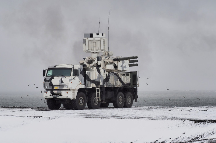 Mặc dù trông khá khác biệt với Pantsir-S1, nhưng hầu hết các thành phần phụ trên phương tiện này đều có thể hoán đổi cho nhau với Pantsir-S1. Pantsir-SA sẽ được sử dụng cùng với hệ thống Tor-M2DT, một phiên bản cải tiến tương tự ở Bắc Cực của hệ thống Tor SAM.