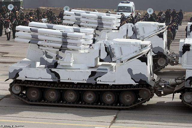Khung gầm DT-30PM cung cấp cho Pantsir-SA khả năng cơ động tốt trên mọi địa hình. DT-30 có hiệu suất vượt trội trong điều kiện tuyết và đầm lầy. Động cơ diesel YaMZ V12 cung cấp 800 mã lực, giúp cho xe đạt tốc độ đường tối đa là 45 km/h.