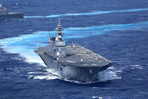 Tàu đổ bộ lớp Izumo, có sàn đáp và nhà chứa máy bay đủ rộng; mỗi tàu Izumo có thể chứa và phục vụ tối đa 14 máy bay trực thăng. Được trang bị trực thăng chống ngầm SH-60, mỗi chiếc Izumo có thể tuần tra một vùng nước rộng lớn, trong săn tìm tàu ngầm đối phương.