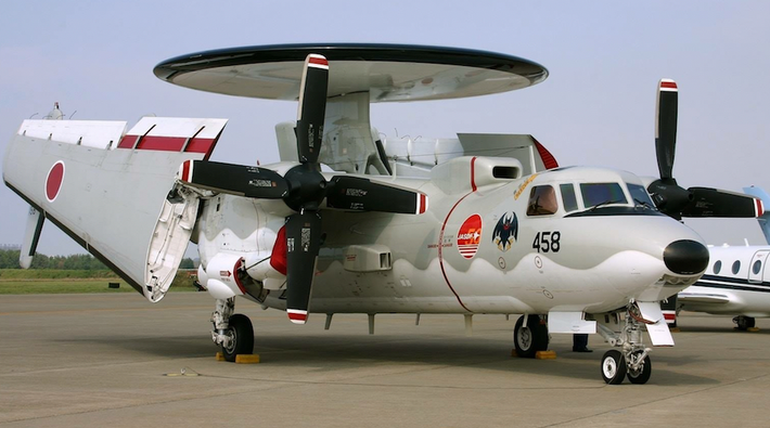 Để hỗ trợ cho các đơn vị máy bay chiến đấu, JASDF được trang bị một đội máy bay cảnh báo sớm và AWACS E-2C và E-2D Hawkeye; kết hợp với radar mặt đất, để dẫn đường cho máy bay chiến đấu của họ giành lợi thế trên không.