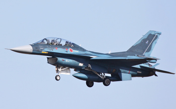 JASDF cũng được trang bị chiến đấu cơ hạng nhẹ Mitsubishi F-2; đây là phiên bản do Nhật Bản nâng cấp từ F-16, với một số tính năng tàng hình. F-2 cũng có động cơ lớn hơn, và cũng là chiến đấu cơ đầu tiên, được trang bị radar AESA.